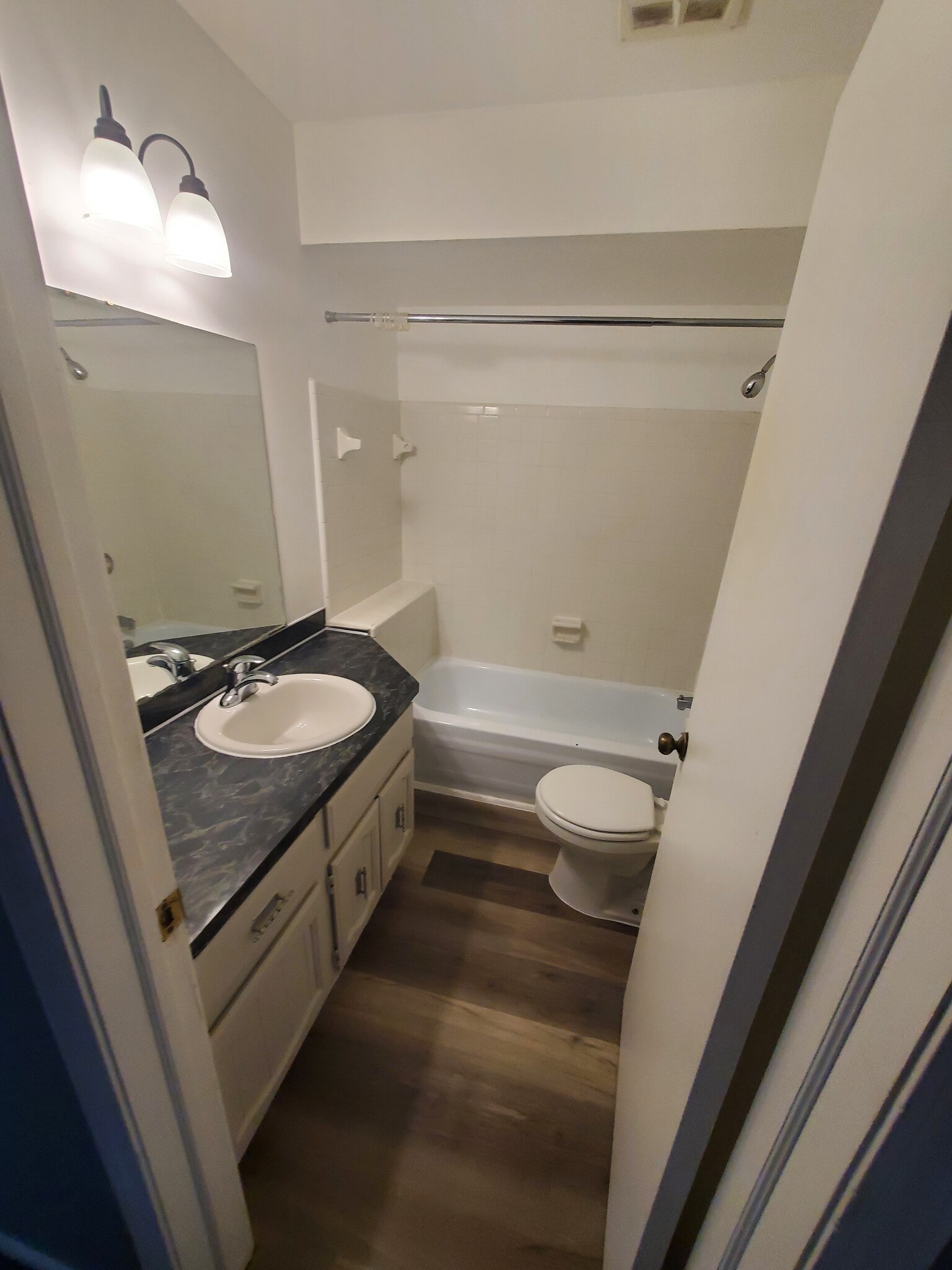 Full bath - 5906 Christie Ave SE