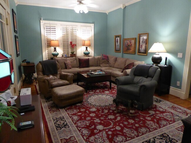 Den - 906 Fatherland St
