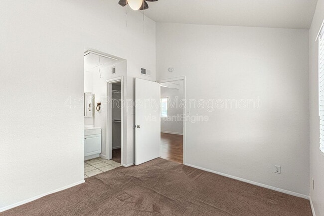 Building Photo - 405 E Linda Ln