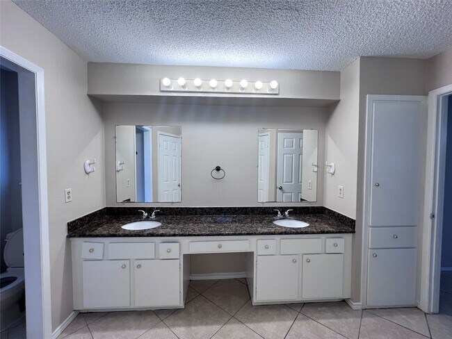 Building Photo - 22422 Elsinore Dr