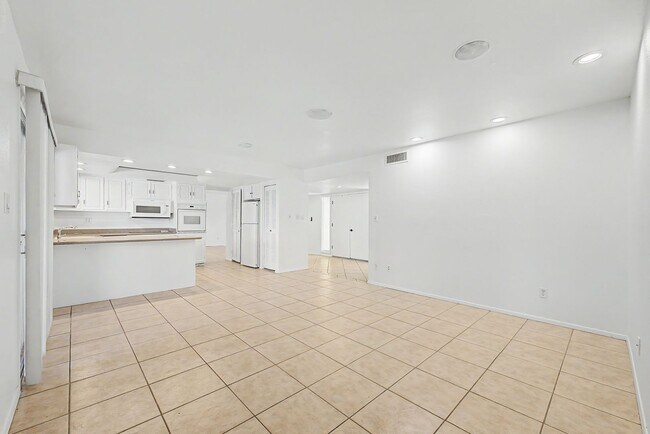 Building Photo - Great Tempe Home with Diving Pool