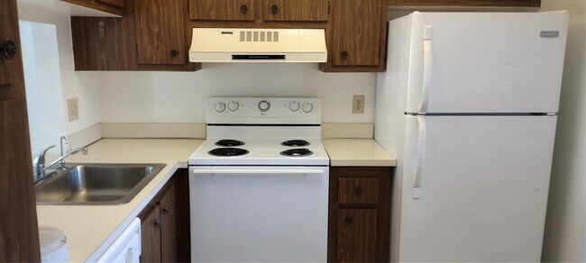 Building Photo - 9340 Lagoon Pl