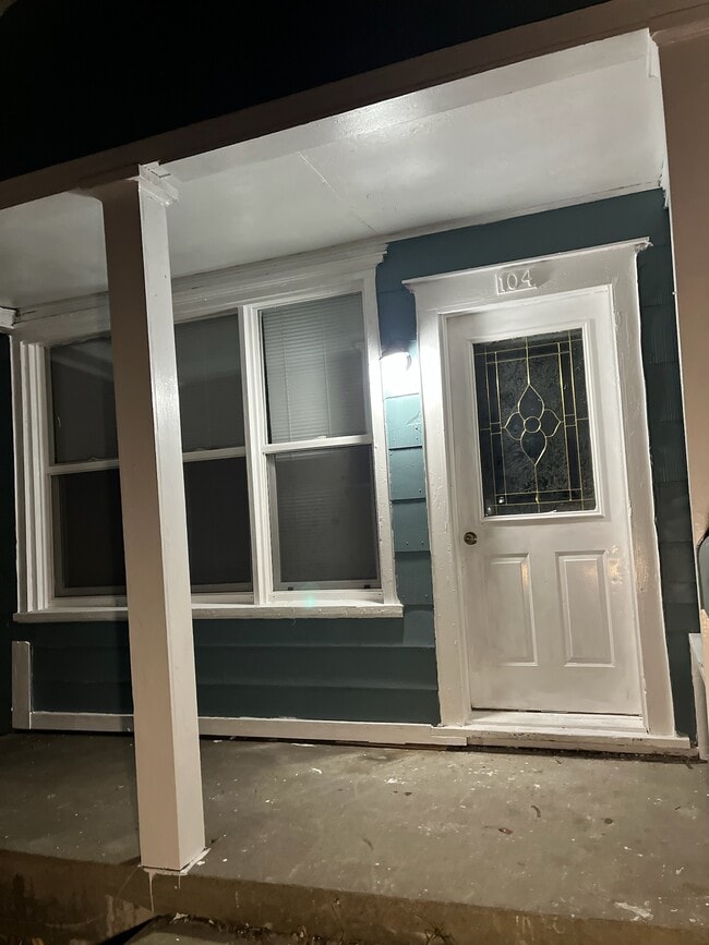 Primary Photo - 104 Lake St