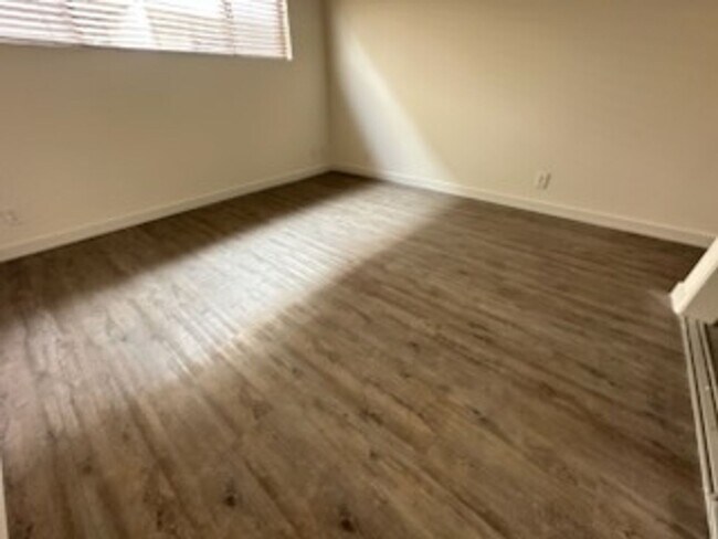 Building Photo - Downstairs, One Bedroom Apartment located ...