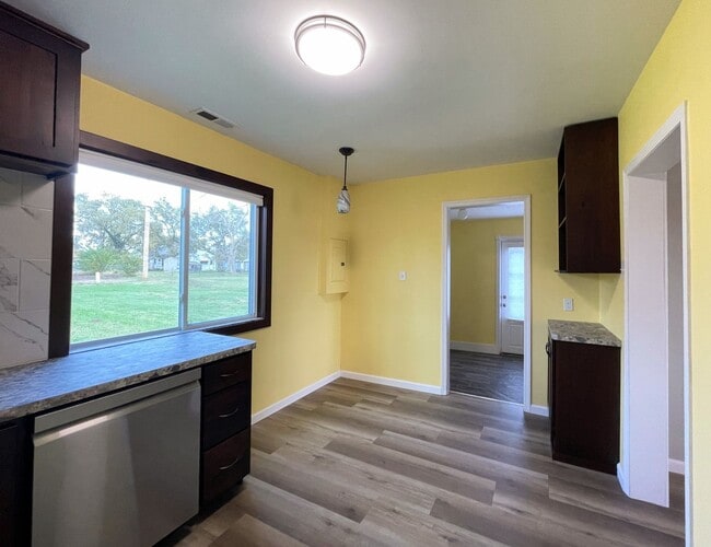 Building Photo - Updated 3-Bed 1-Bath Home