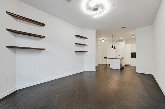 Building Photo - 800 Embassy Dr