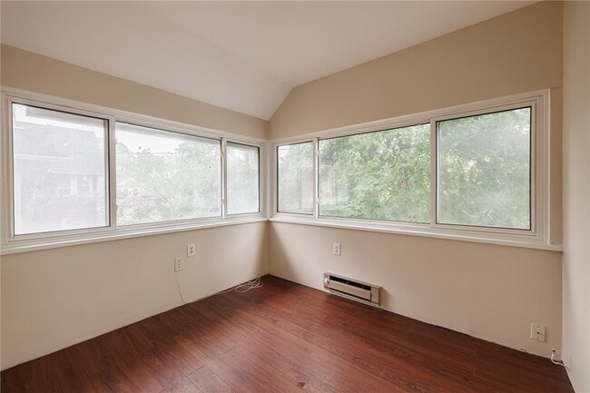Building Photo - 18 Vick Park B