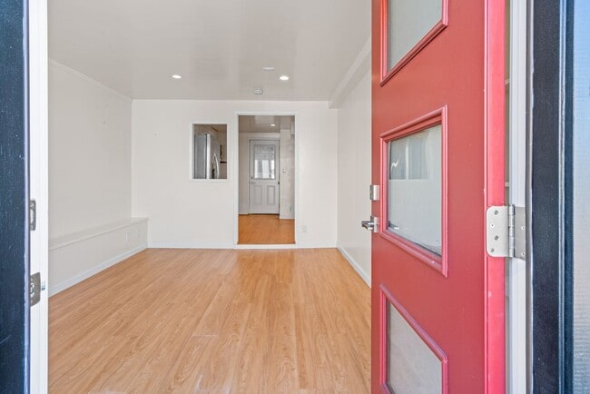 Building Photo - Cute. Chill. Perfect for SF living.