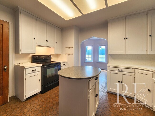 Building Photo - Waterfront Tudor | Private, Vintage Charm with Casita