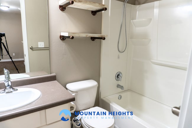 Building Photo - 858 Cecina Ct