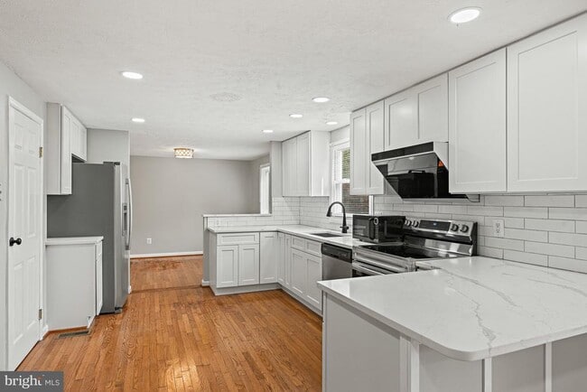 Building Photo - 9409 Mirror Pond Dr