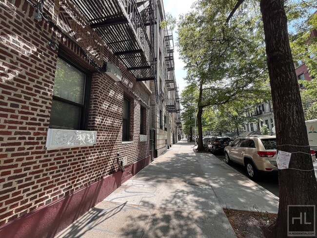 Building Photo - Spacious & Updated 1 bed 1 bath I Hamilton...