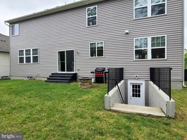 Building Photo - 110 Bentpath Ct