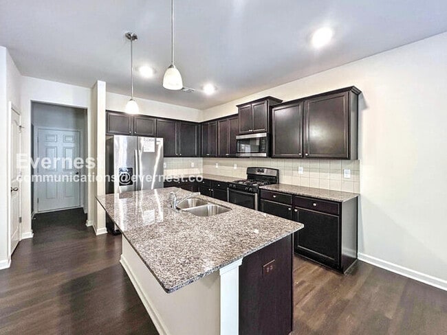 Building Photo - 176 Woodhouse Cir