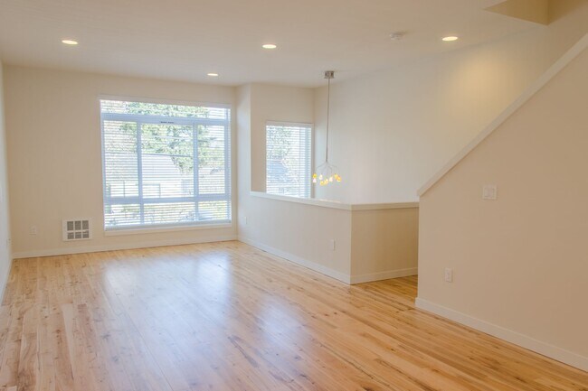 Building Photo - 3Bd/2.5Ba Seattle Townhouse
