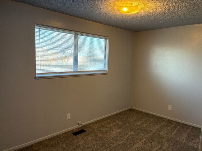 Building Photo - Newly Remodeled Single Family Home!!