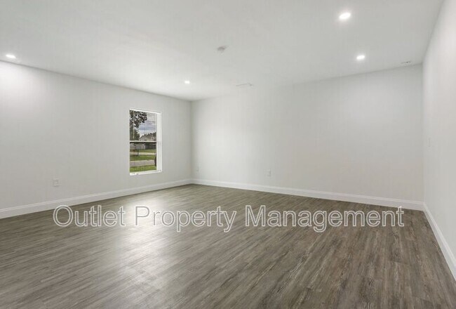 Building Photo - 1649 Lake Dr