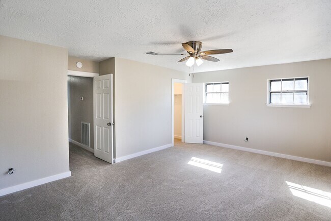 Building Photo - 502 Rosewood Dr