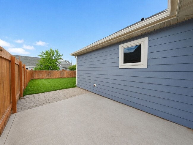Building Photo - PET FRIENDLY! Beautiful 3 bedroom 2 1/4 bath townhouse in 4 Corners! Fenced backyard!