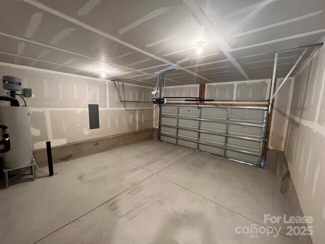 Building Photo - 7868 Whispering Strm Dr