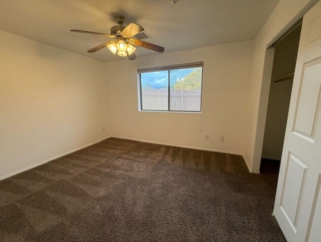 Building Photo - 2 Bedroom 2 Bath Contact Property Pros 928-634-7710