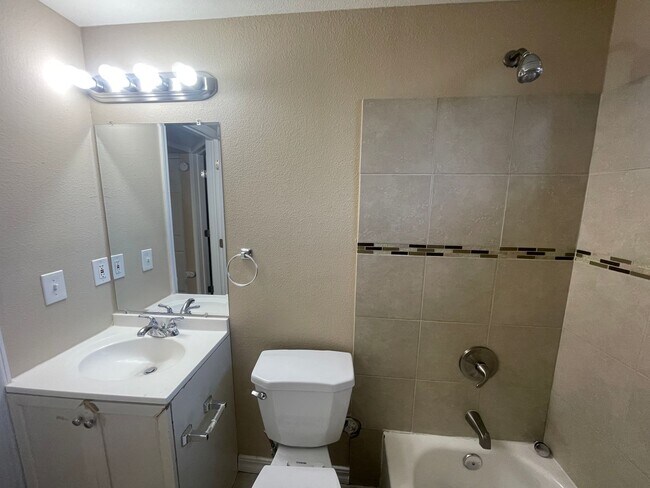 Building Photo - 2 Bed 1 Bath in East Denver Available NOW!