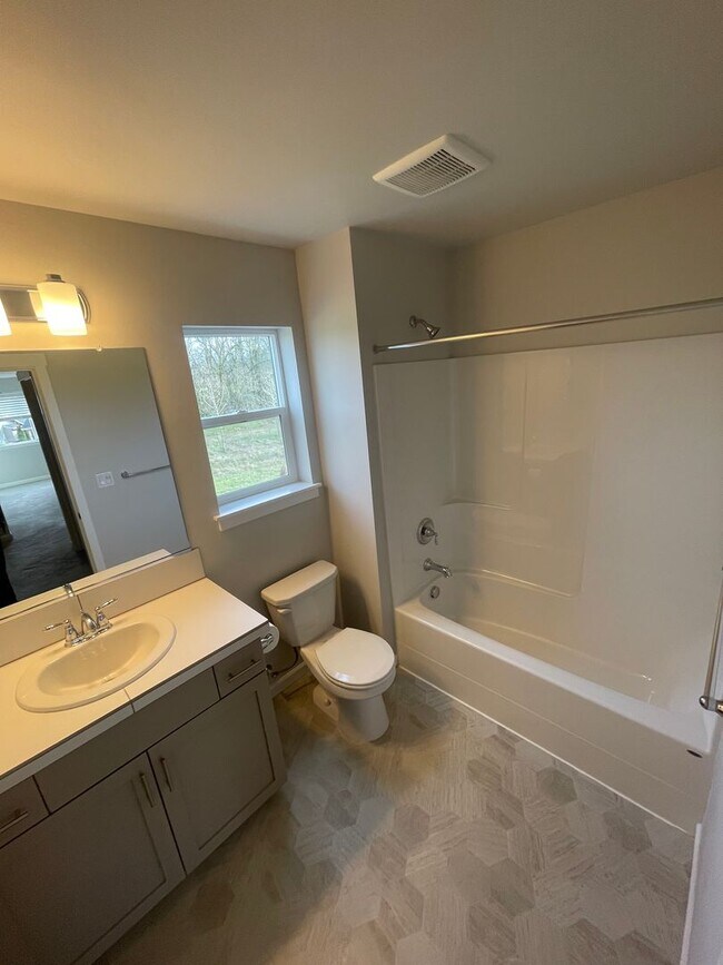 Building Photo - ** MOVE IN SPECIAL!** Must See in NE Albany!