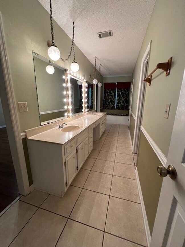 Building Photo - 3 Bedroom, 3 Bath Home in Dearing