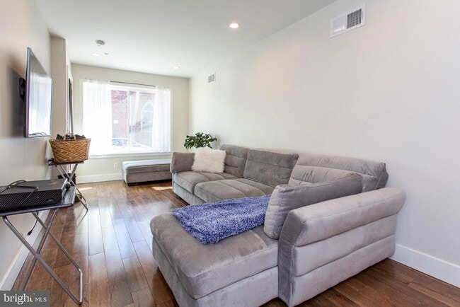 Building Photo - 2009 Oakford St