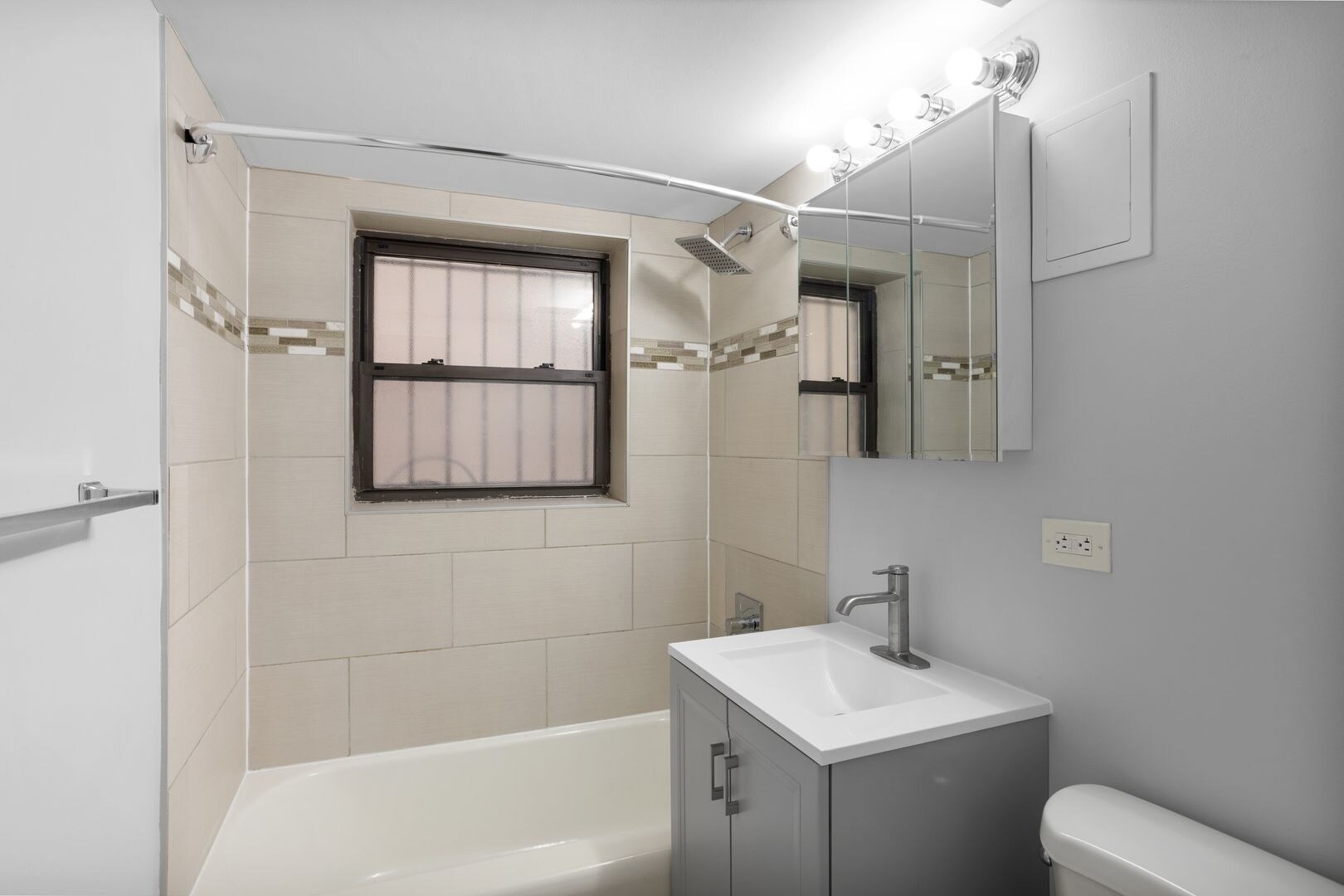 Building Photo - 6007 N Kenmore Ave