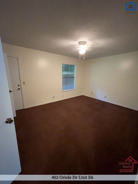 Building Photo - 402 Oriole Dr