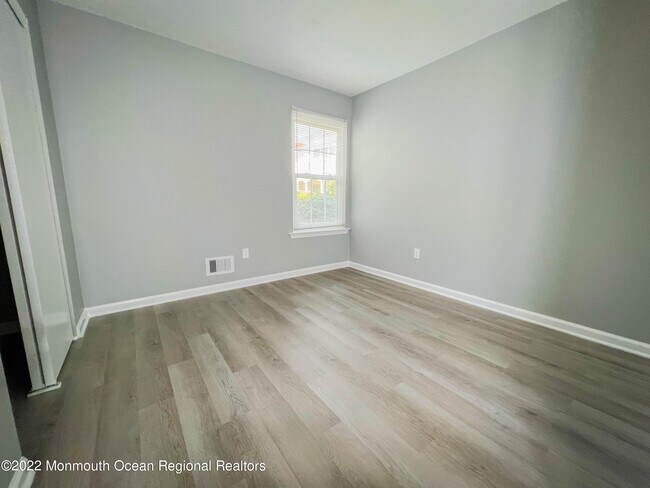 Building Photo - 313 Tulip Ln