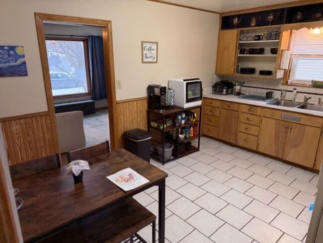 Building Photo - 4 Bedroom house