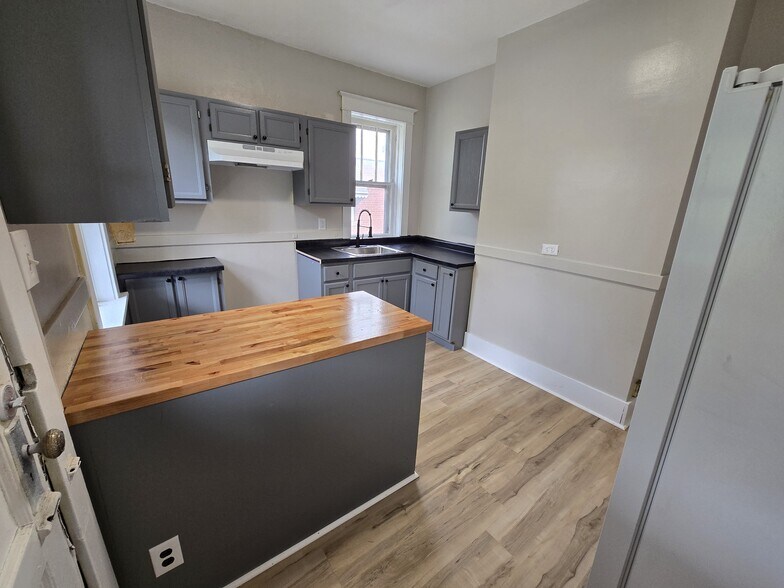 Building Photo - 3519 Belaire Pl