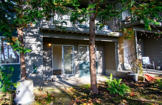 Building Photo - Spacious 2-Bed/2-Bath with Patio in Cedar Hills!!