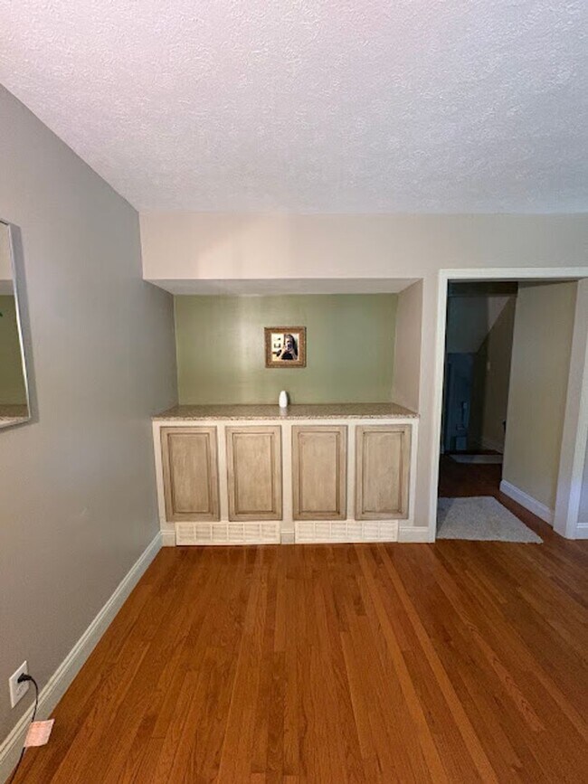 Building Photo - 3 Bedroom 1 Bathroom Home Ready to Rent!