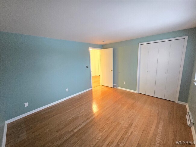 Building Photo - 161 Foxpoint W