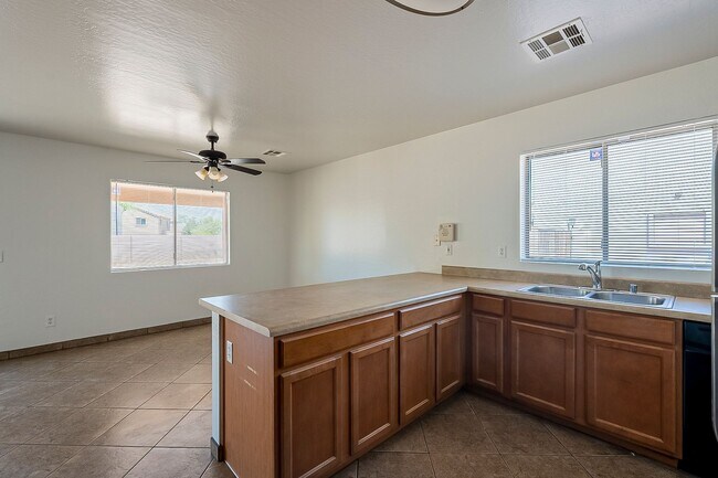Building Photo - 4 Bedroom home for rent