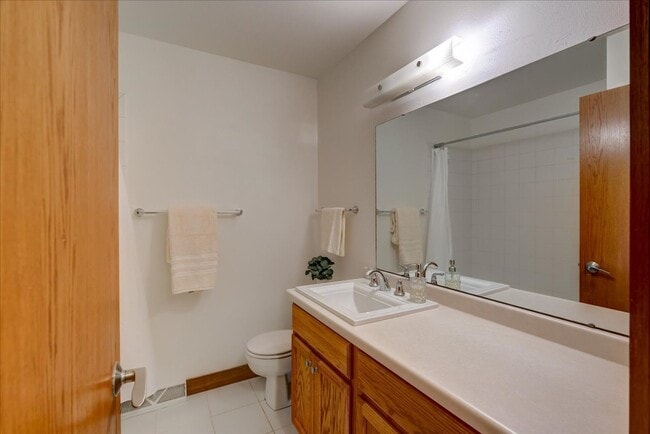 Building Photo - Move in Ready Hill Farms Ranch!