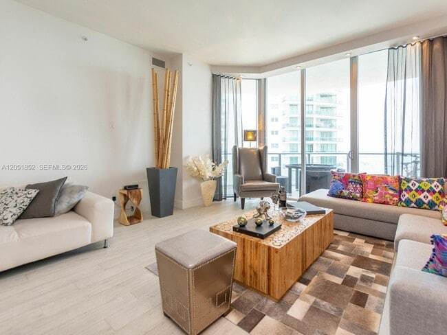 Building Photo - 1300 Brickell Bay Dr