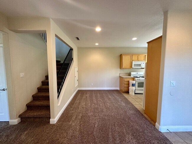 Building Photo - 215