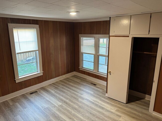 Building Photo - Available Now! Spacious 2 Bedroom, 1 Bathroom with Bonus Room & Huge Backyard