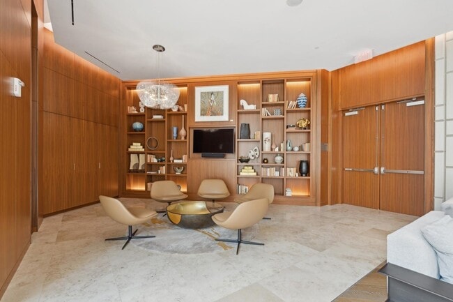 Building Photo - 99 Hudson St