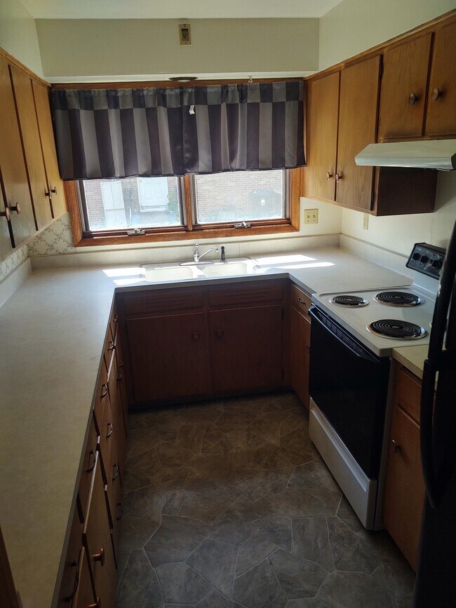 Building Photo - 881 Columbus St