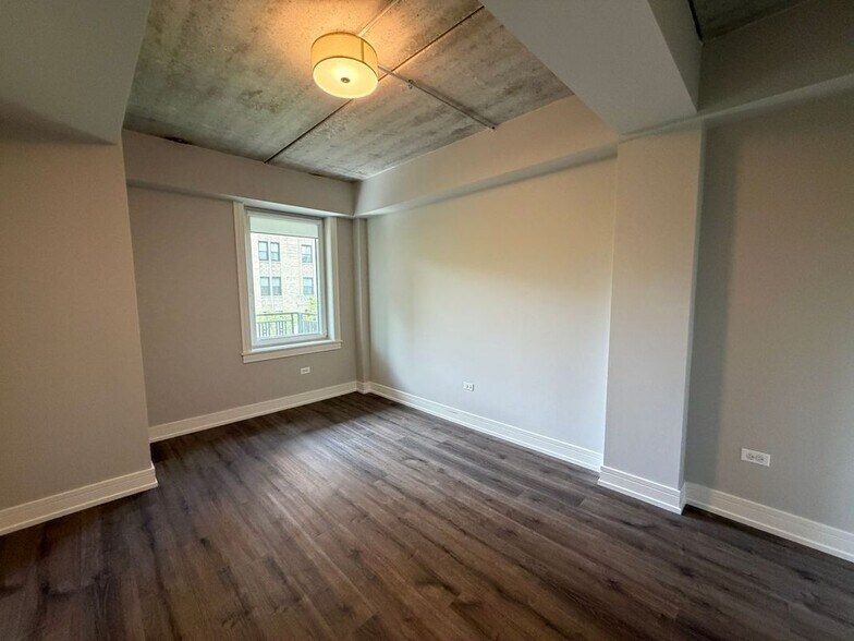 Building Photo - 952 W Carmen Ave