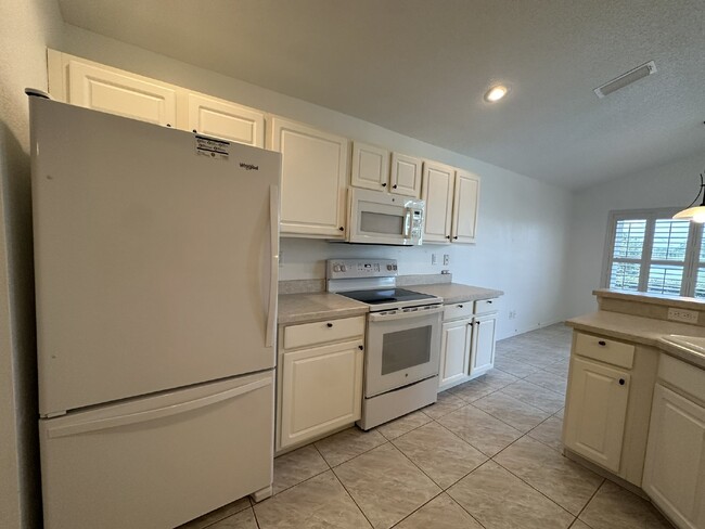 Building Photo - Fairway Village 3-bed, 2 bath