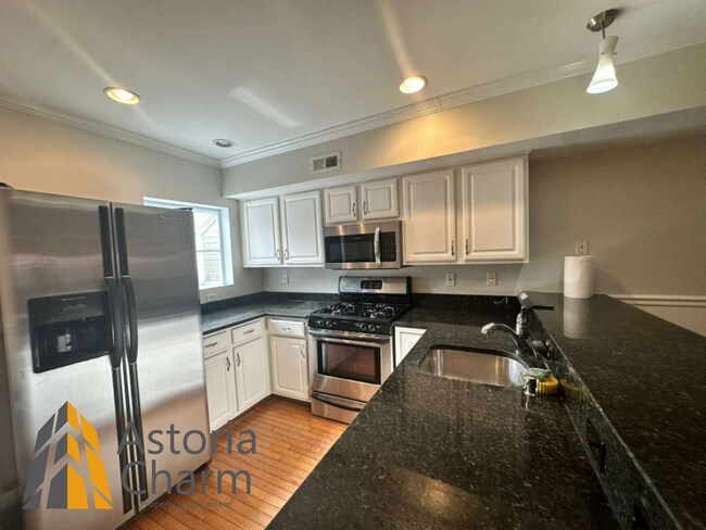 Building Photo - 3 Bedroom Home with Rooftop Views and Modern Finishes