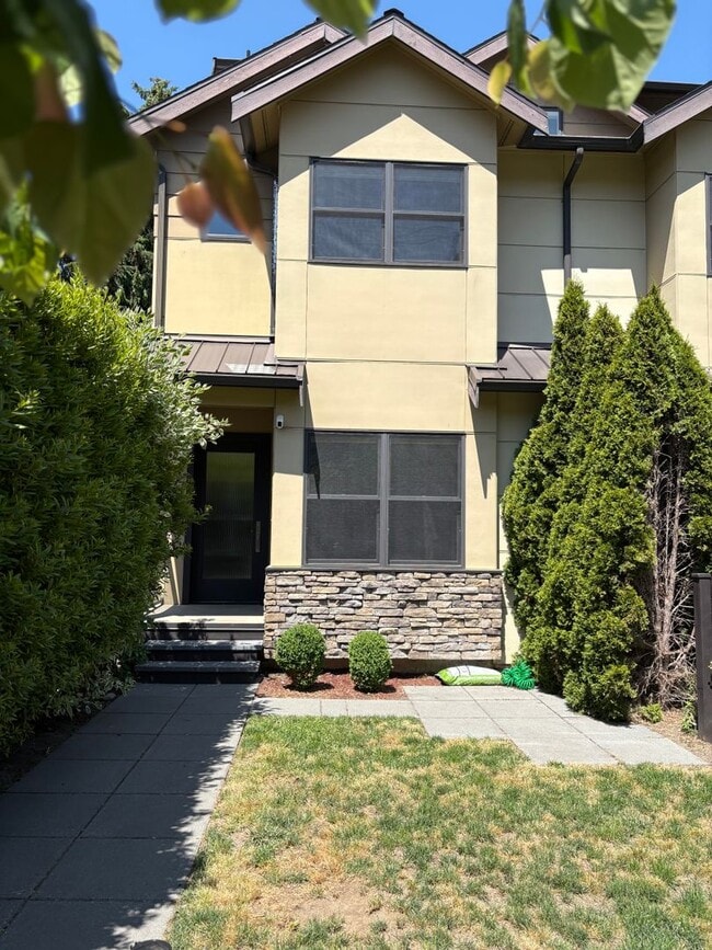 Building Photo - Fabulous Queen Anne Home!  Sunday June 14th from 3:00-4:00!