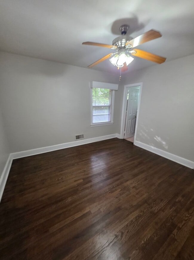 Building Photo - 107 Creek Dr