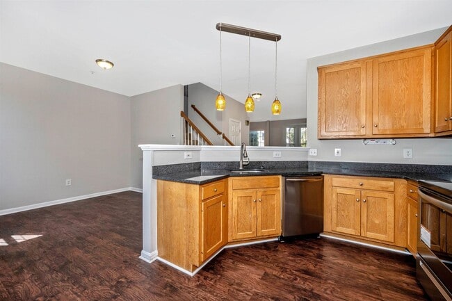 Building Photo - Fantastic End Unit Townhouse For Lease